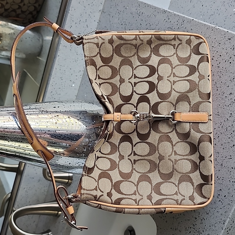 Coach handbag very good condition see pictures